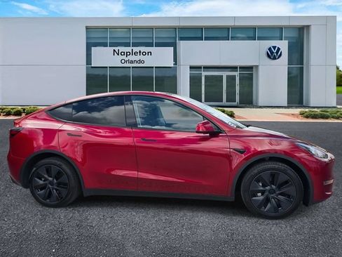 Used 2024 Tesla Model Y Long Range AWD/4WD image 3