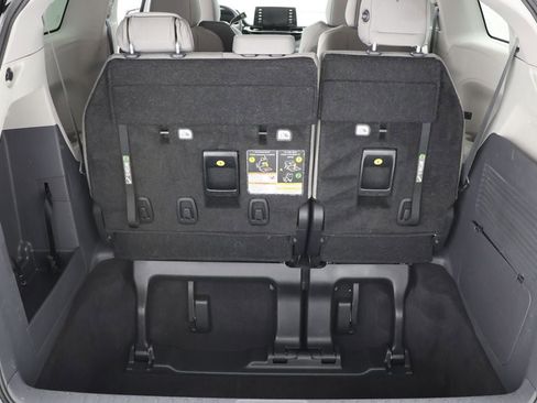 Used 2024 Toyota Sienna LE image 27