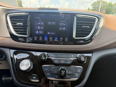 Used 2017 Chrysler Pacifica Limited FWD image 12
