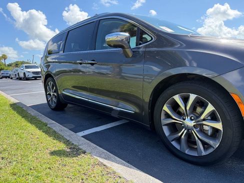 Used 2019 Chrysler Pacifica Limited w/ Tire & Wheel Group FWD image 5