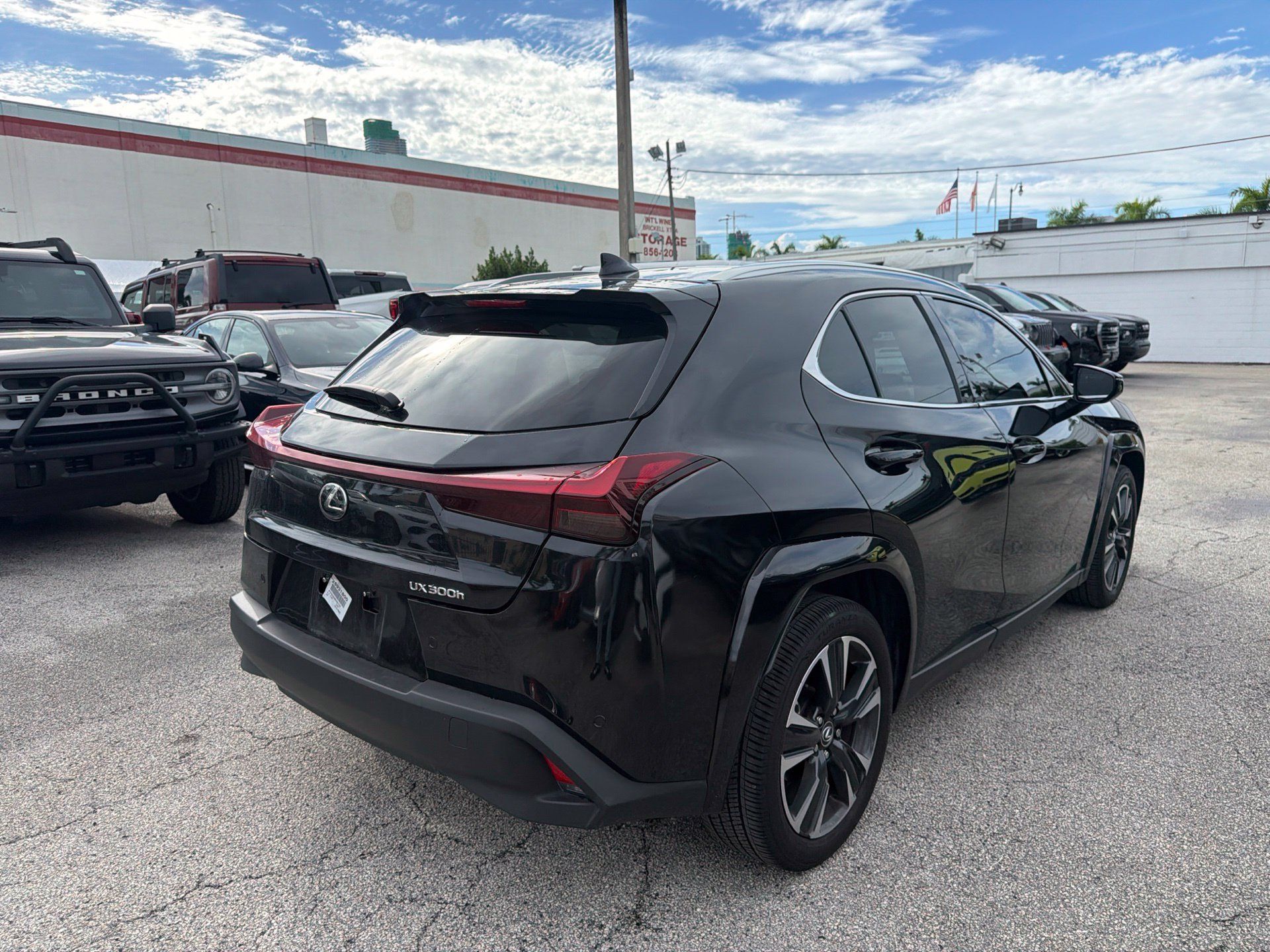 Used 2025 Lexus UX 300h FWD w/ Accessory Package (Z1) image 4