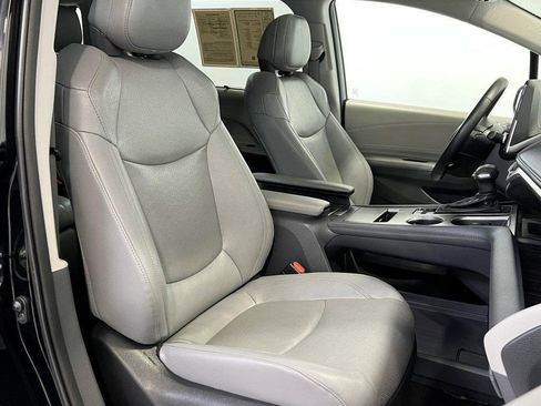 Used 2023 Toyota Sienna Limited image 16