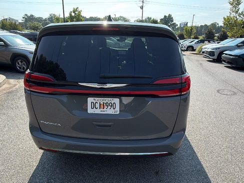 Used 2025 Chrysler Pacifica Select FWD image 9