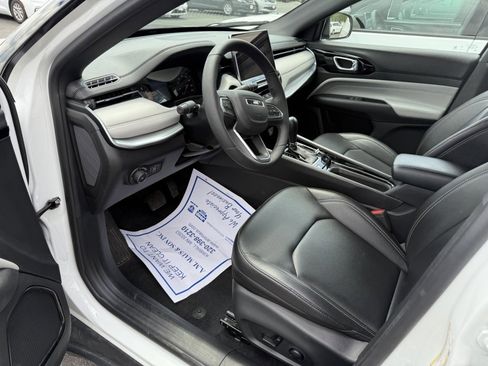 Used 2025 Jeep Compass Limited AWD/4WD image 10