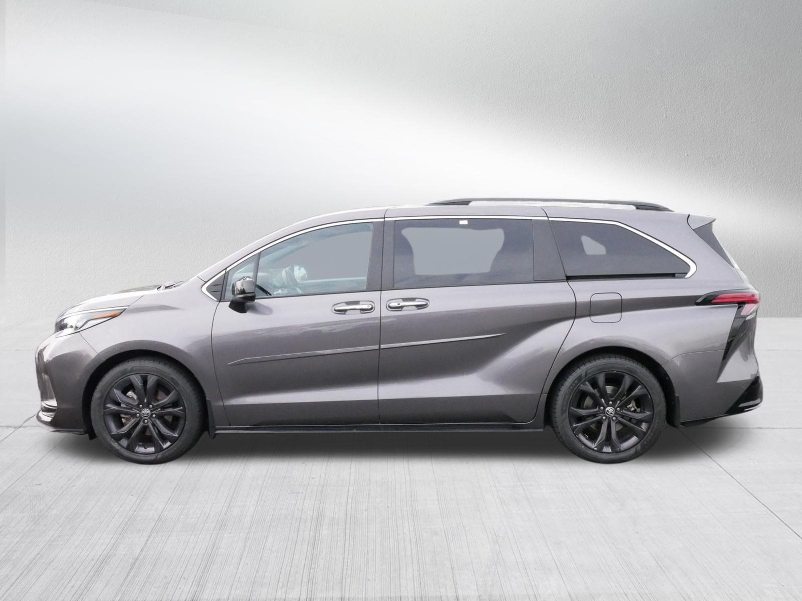 Certified 2022 Toyota Sienna XSE FWD image 4