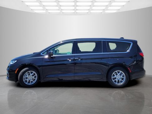 Used 2023 Chrysler Pacifica Touring-L FWD image 8