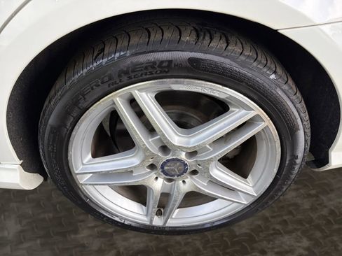Used 2011 Mercedes-Benz E 550 4MATIC Sedan image 36