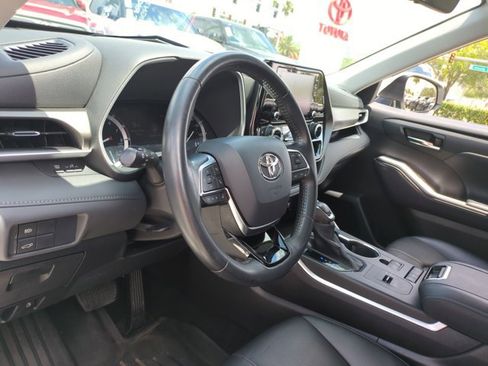 Used 2021 Toyota Highlander XLE FWD image 10