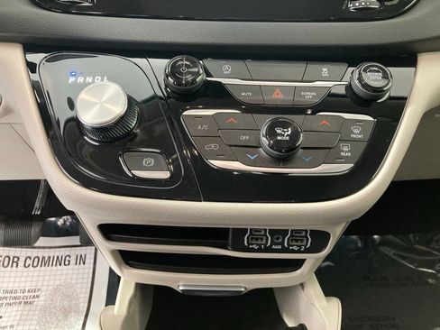 Used 2023 Chrysler Voyager LX FWD image 11