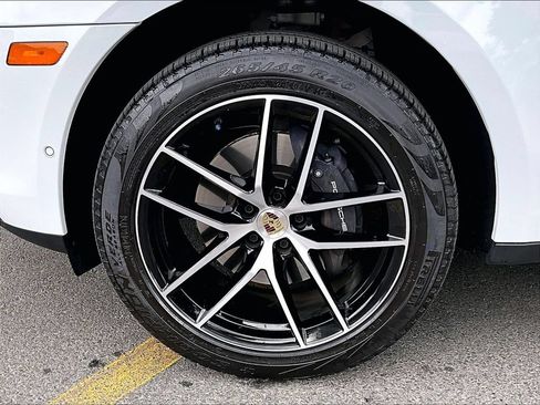 Certified 2026 Porsche Macan AWD/4WD image 14
