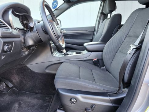 Used 2018 Jeep Grand Cherokee Laredo image 16