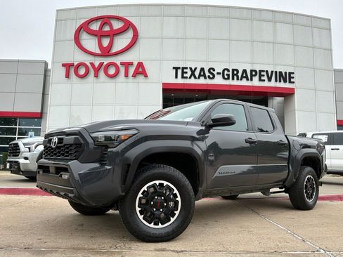 Used 2025 Toyota Tacoma TRD Off-Road image 2
