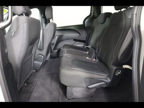 Used 2018 Chrysler Pacifica Touring Plus w/ S Appearance Package image 14