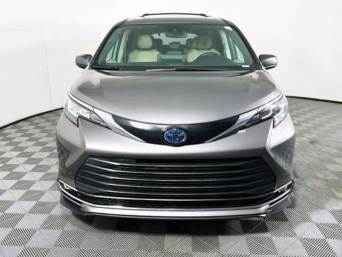 Used 2021 Toyota Sienna XLE image 8