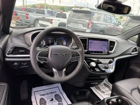 Used 2025 Chrysler Pacifica Select FWD image 14