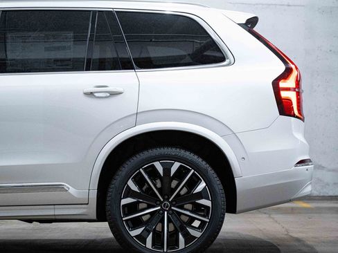 New 2026 Volvo XC90 T8 Plus w/ Protection Package Premier AWD/4WD image 4