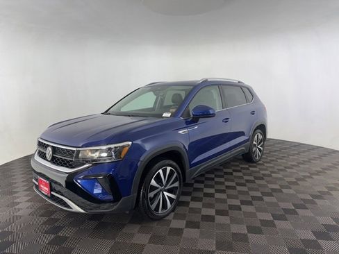 Used 2023 Volkswagen Taos SE w/ Panoramic Sunroof Package image 3