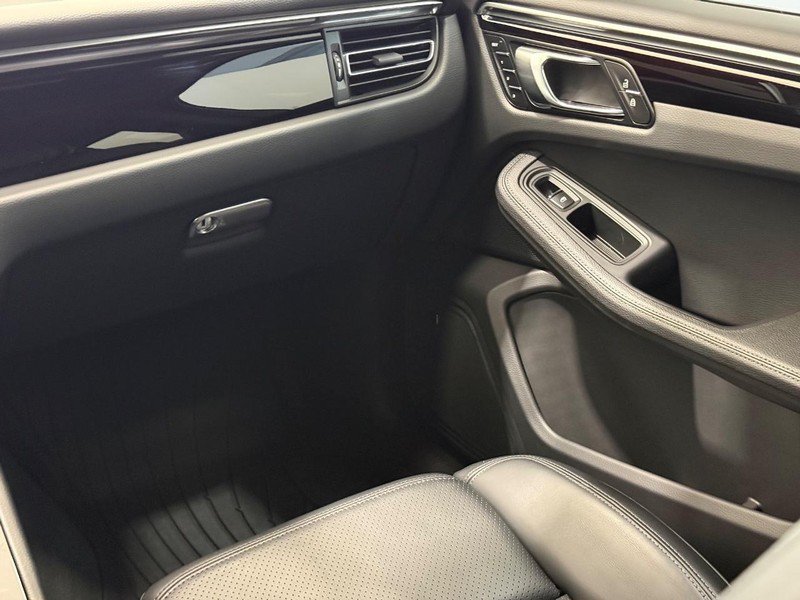 Certified 2025 Porsche Macan AWD/4WD image 18