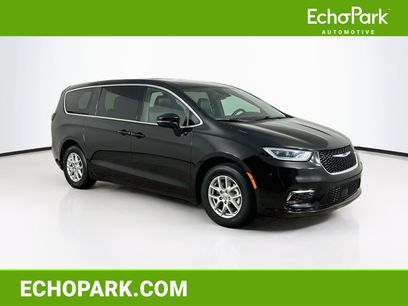Used 2025 Chrysler Pacifica Select