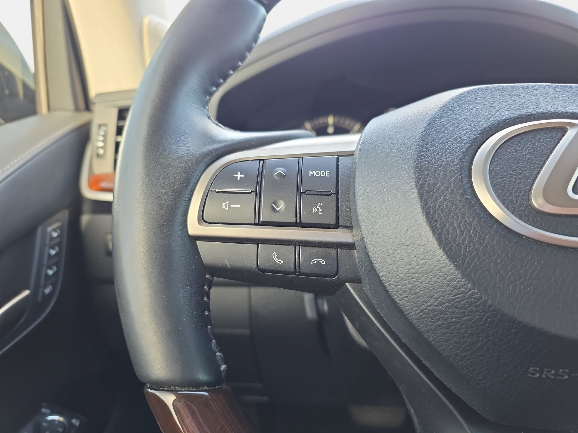 Used 2019 Lexus LX 570 4WD w/ Luxury Package image 17
