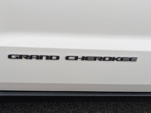 Used 2018 Jeep Grand Cherokee Laredo image 31