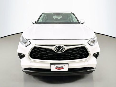 Certified 2024 Toyota Highlander LE image 2