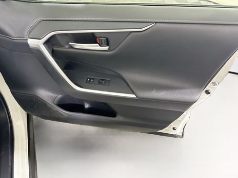 Used 2019 Toyota RAV4 Limited FWD image 32
