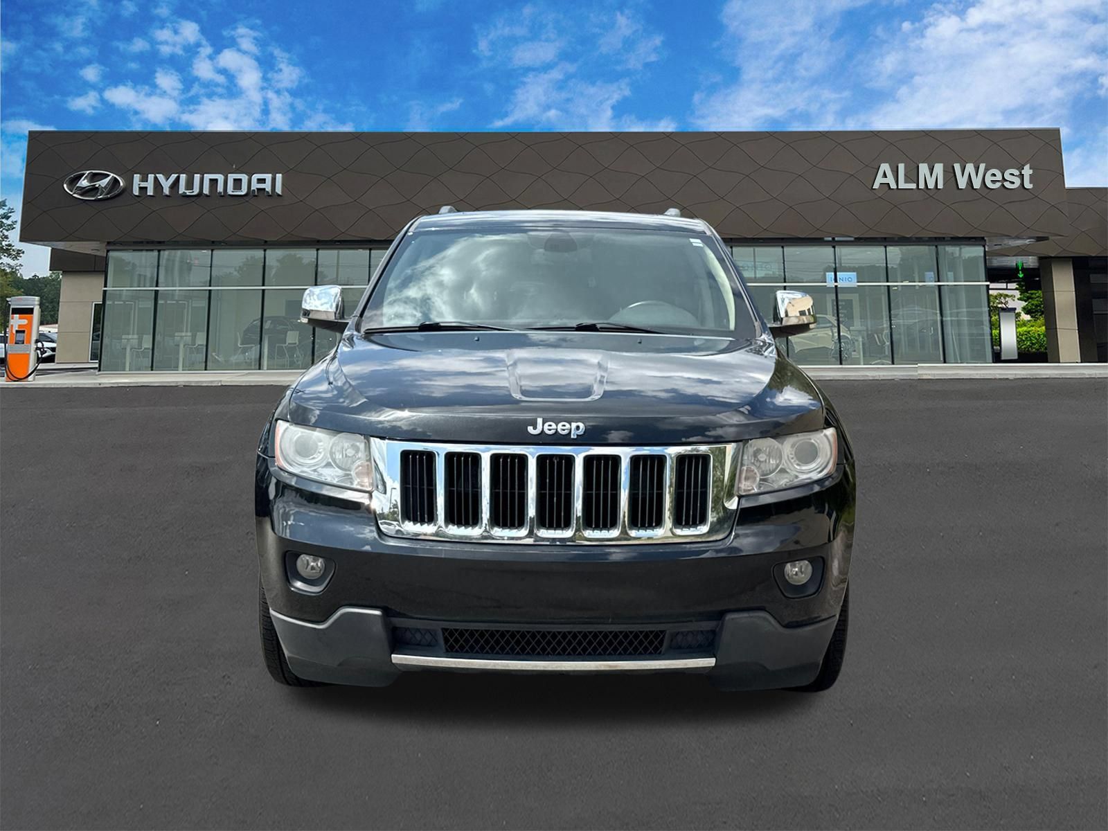 Used 2011 Jeep Grand Cherokee Limited w/ Luxury Group II AWD/4WD image 2