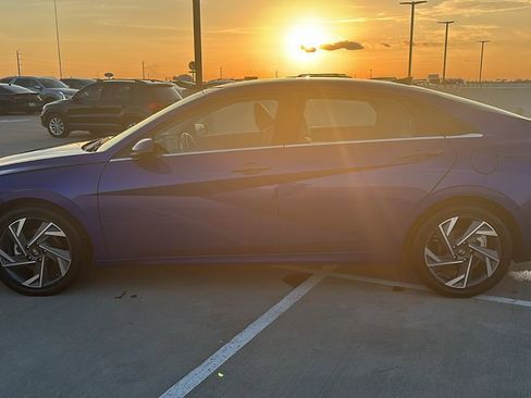 Certified 2025 Hyundai Elantra Limited image 10