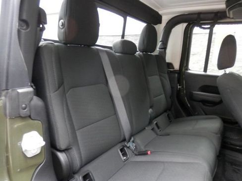 Used 2023 Jeep Gladiator Sport AWD/4WD image 37