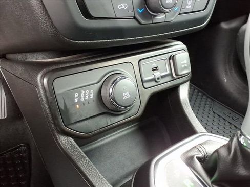 Used 2023 Jeep Renegade Latitude AWD/4WD image 23