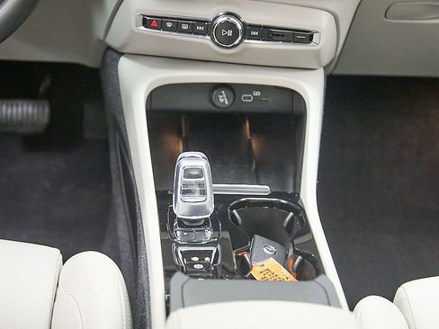 Used 2023 Volvo XC40 B5 Plus w/ Protection Package Premier AWD/4WD image 28