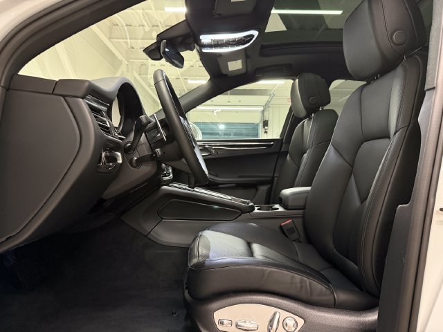 Certified 2026 Porsche Macan AWD/4WD image 5