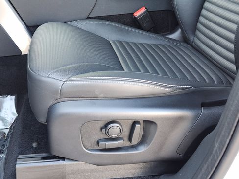 Certified 2025 Land Rover Discovery Dynamic SE image 26