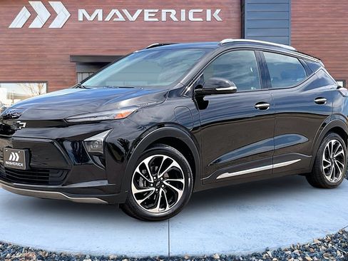 Used 2022 Chevrolet Bolt EUV Premier w/ Sun & Sound Package FWD image 3