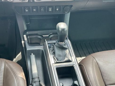 Used 2017 Toyota Tacoma Limited w/ Tow Package AWD/4WD image 23