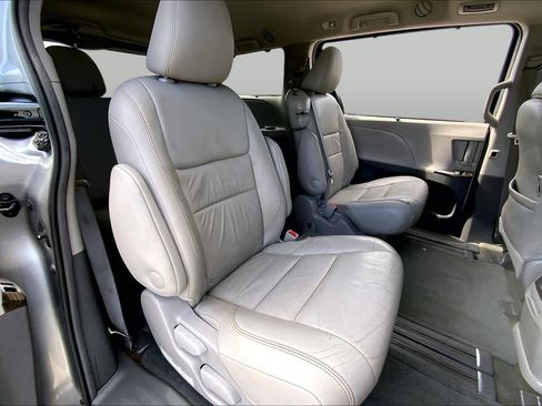 Used 2016 Toyota Sienna XLE Premium FWD image 19