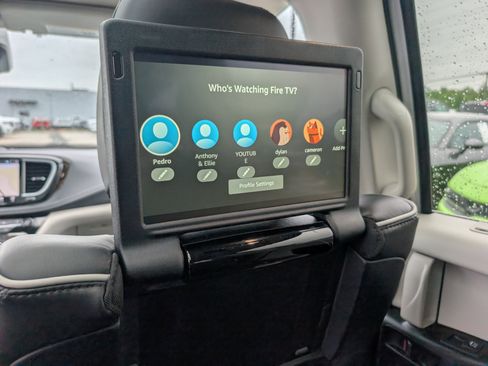 Used 2023 Chrysler Pacifica Limited w/ Uconnect Theater Family Group FWD image 17
