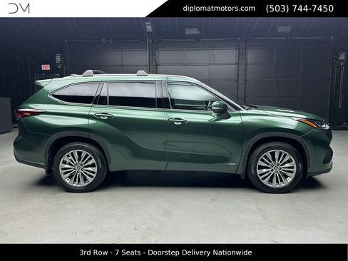 Used 2025 Toyota Highlander Platinum image 8