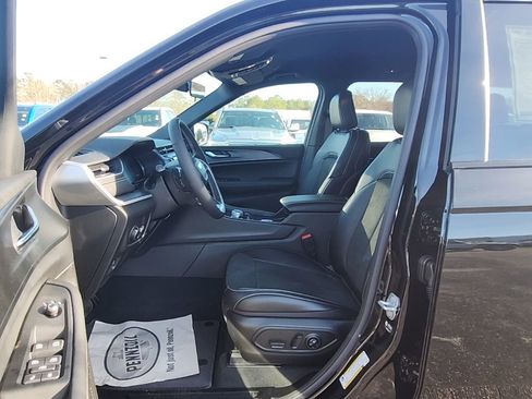 New 2025 Jeep Grand Cherokee Altitude image 28