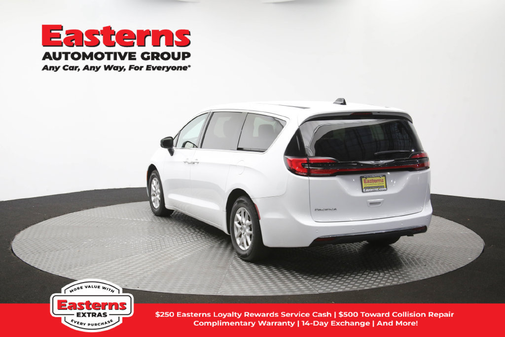 Used 2023 Chrysler Pacifica Touring-L FWD image 69
