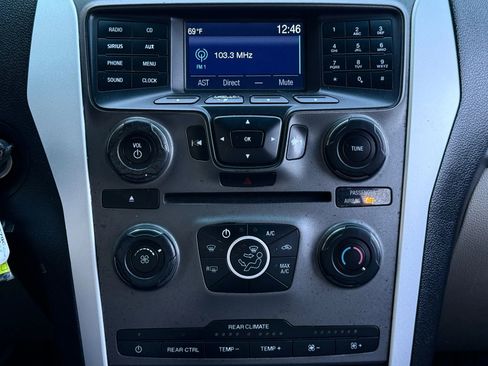 Used 2015 Ford Explorer XLT image 26