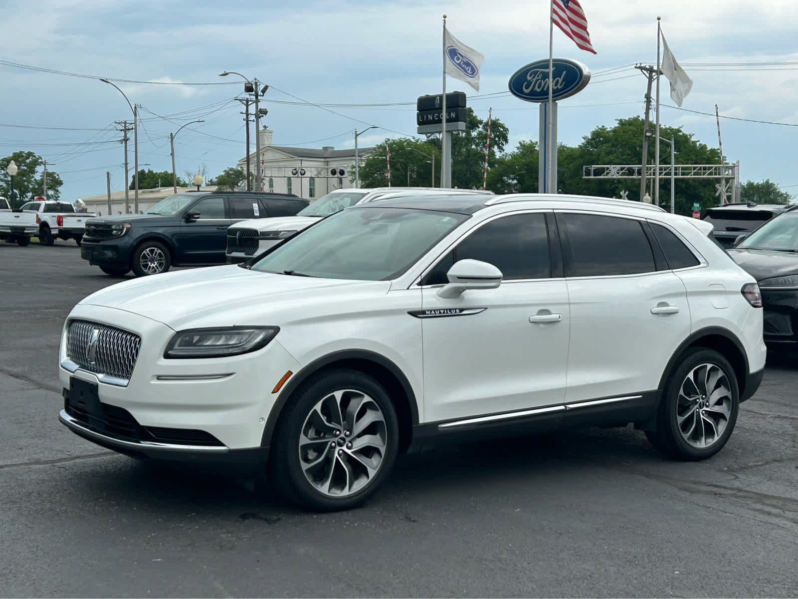Used 2022 Lincoln Nautilus Reserve w/ Equipment Group 201A AWD/4WD image 2