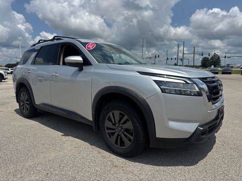 Used 2022 Nissan Pathfinder SV AWD/4WD image 10