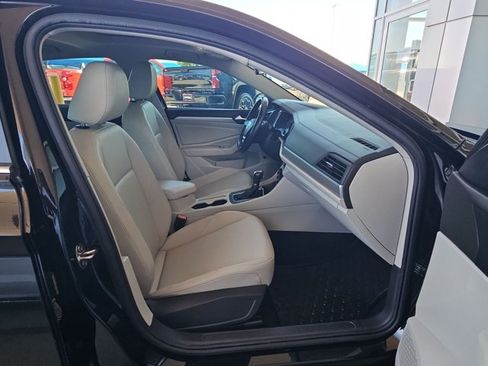 Used 2019 Volkswagen Jetta SE w/ Cold Weather Package FWD image 19