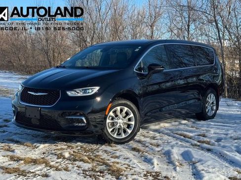 Used 2025 Chrysler Pacifica Select image 1