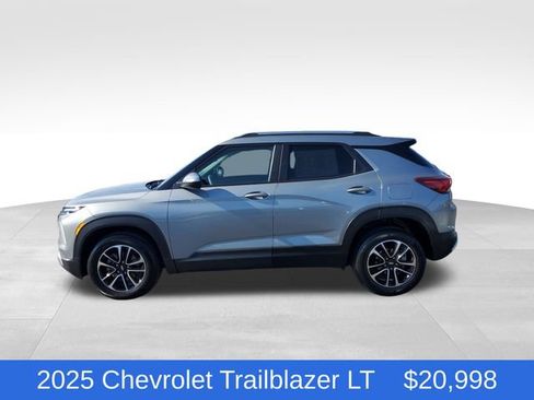 Used 2025 Chevrolet TrailBlazer LT AWD/4WD image 2