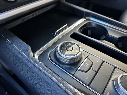 Used 2022 Ford Expedition Max XLT image 16