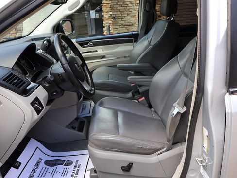 Used 2010 Volkswagen Routan SE FWD image 16