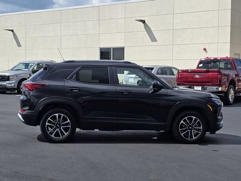 Used 2025 Chevrolet TrailBlazer LT AWD/4WD image 3
